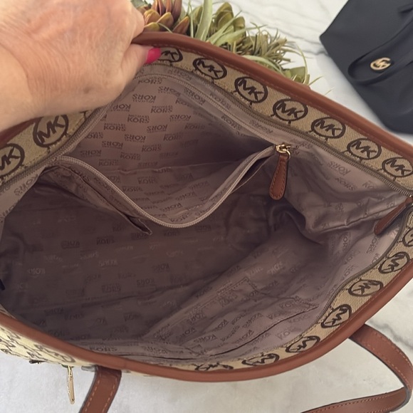 Michael Kors Signature Canvas Tote Bag Large Tan and Brown - Picture 4 of 8